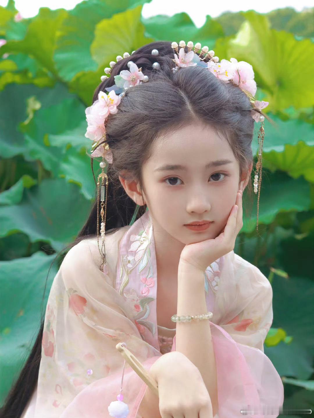 于正新签15后小演员 卢雅熙的每一个笑容都让我觉得她就是真正的美人，不得不期待她