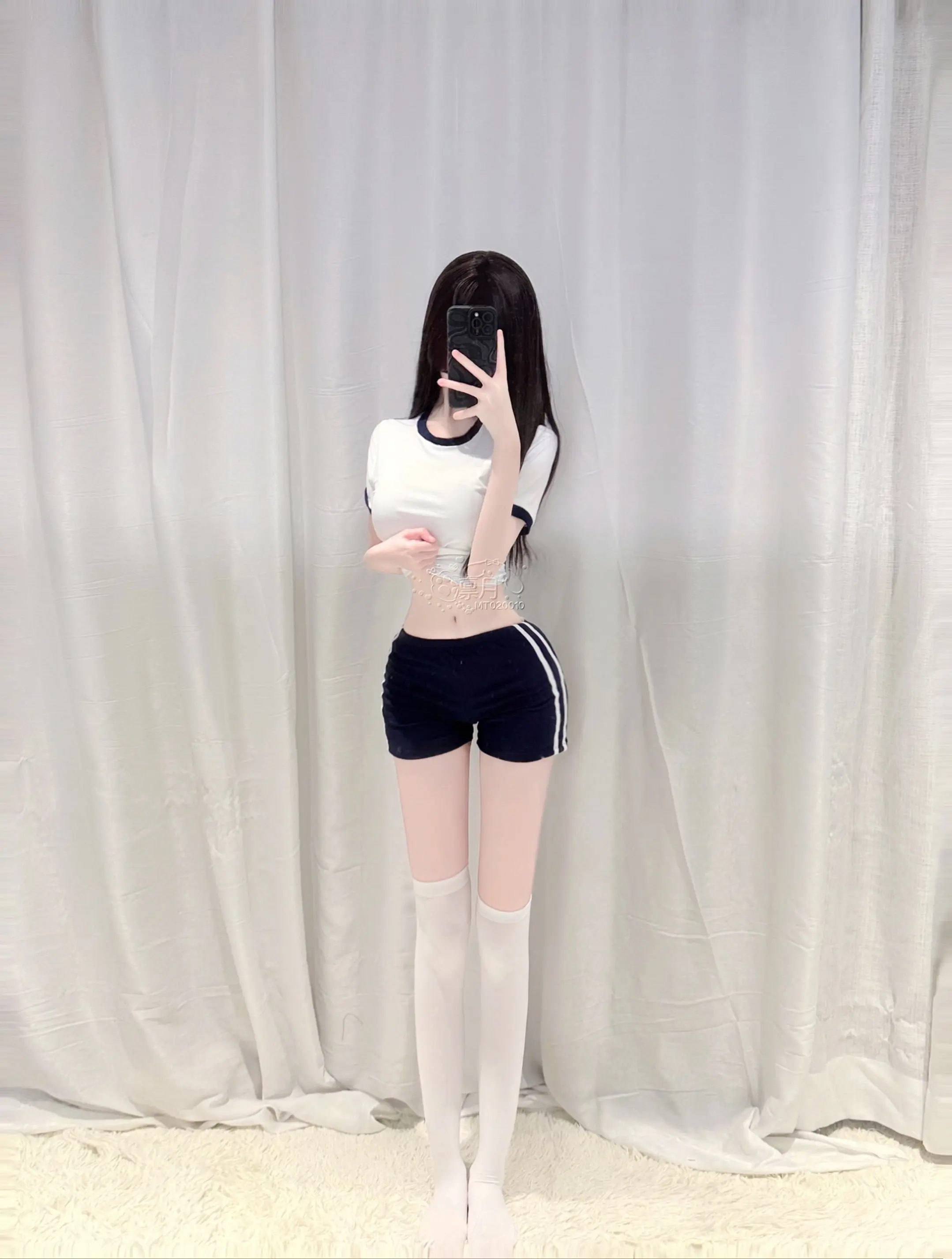 骗你的 其实我谁都不喜欢 但是装深情真的很好玩