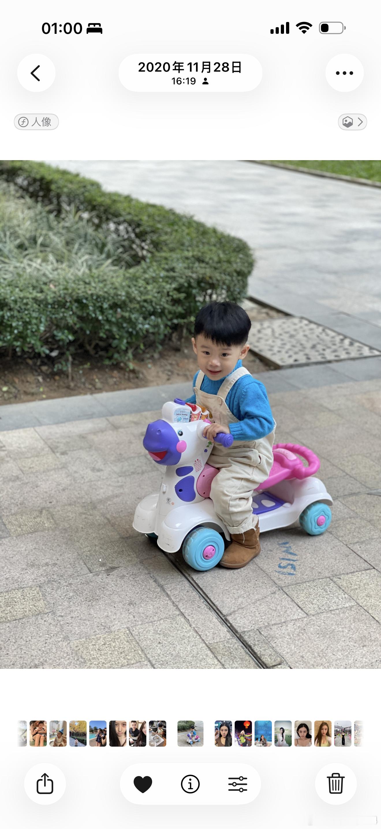 儿子小时候是这么可爱毛衣是阿姨打的不到3岁就离家出走 还把狗带走了自己一个人下楼