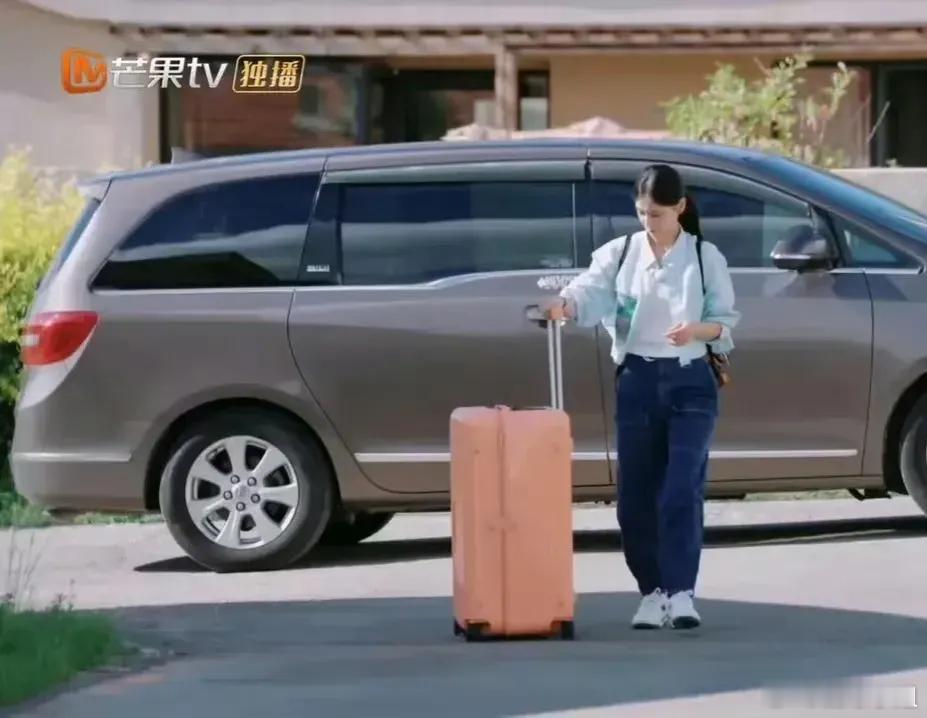 《再见爱人4》麦琳和黄圣依的箱子一样？但黄圣依的行李箱约11430元，而麦琳被网