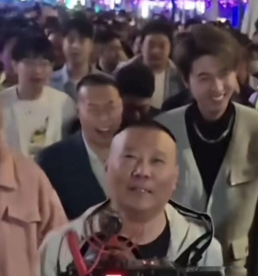 郭德纲大师哥贾仑谈侯耀文收郭德纲，前后说法拧巴引争议，大师兄不好当！
 
贾仑又