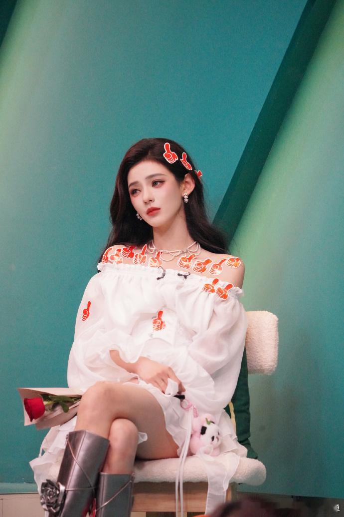 #张予曦身上好多大拇指# 哈哈，张予曦身上的大拇指太吸睛了，爱了爱了。 ​​​