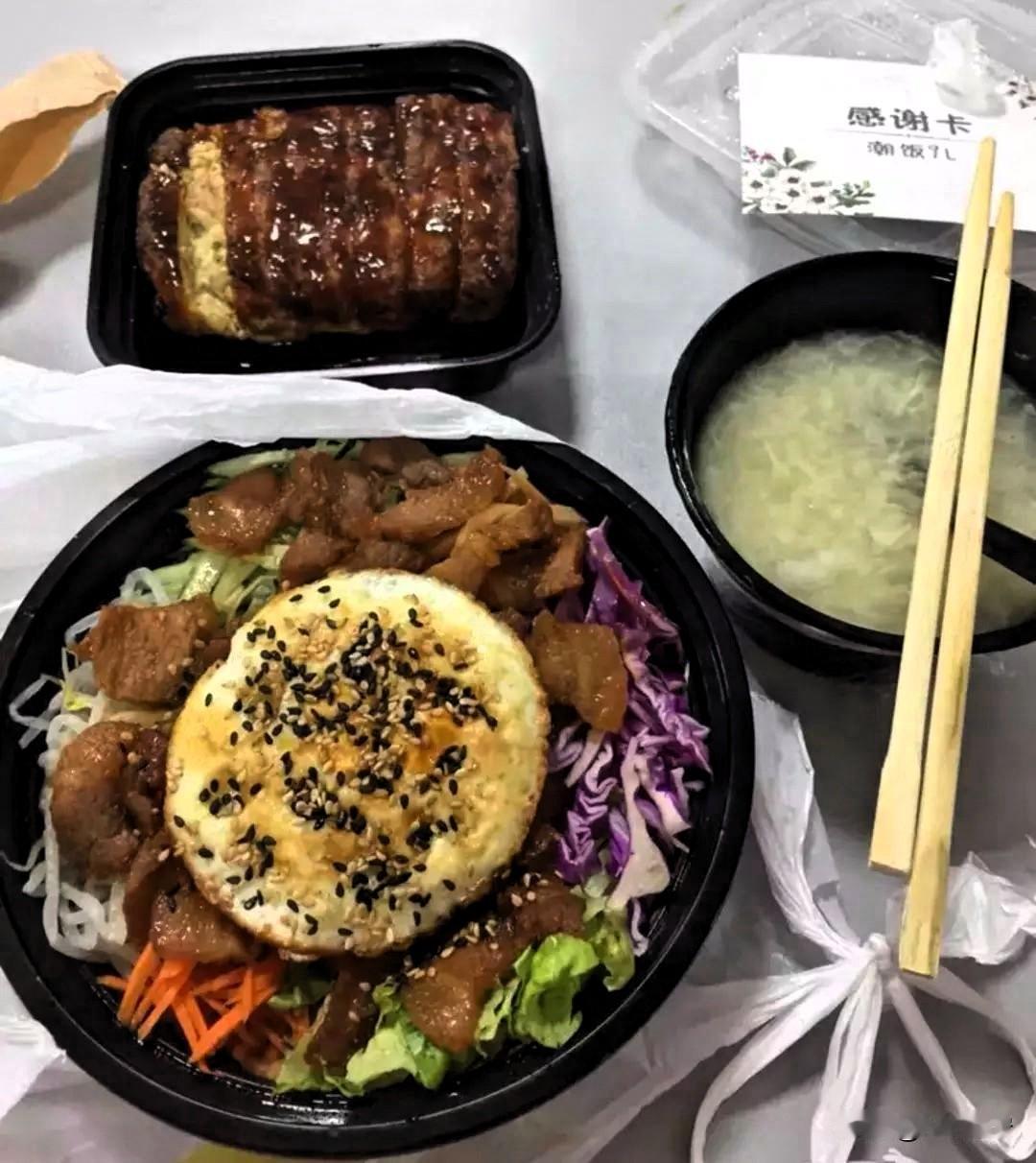 每次点外卖都有些心惊胆战？

为啥？

害怕后厨不卫生？菜洗不干净？万一吃坏肚子
