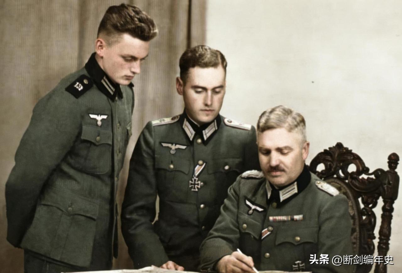 上阵父子兵。一同在国防军中服役的三父子，最右侧是两兄弟的父亲。

历史 历史老照