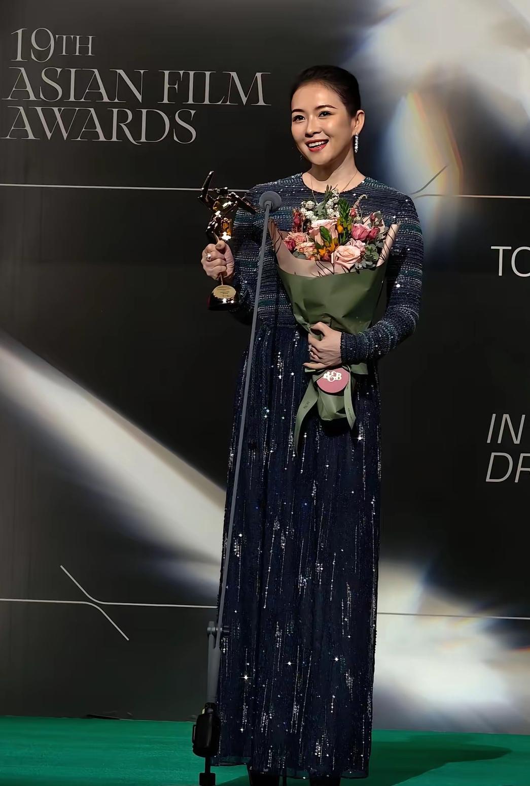 章子怡拿下第19届亚洲电影大奖“卓越电影人”荣誉，之前看她状态不太好，脸有点肿，