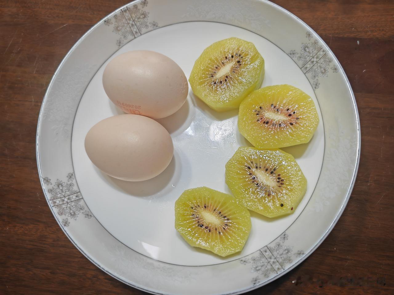 我和孙子的早餐～
每天早餐吃什么？要么就是头天晚上说好，要么就是我做啥孙子吃啥。