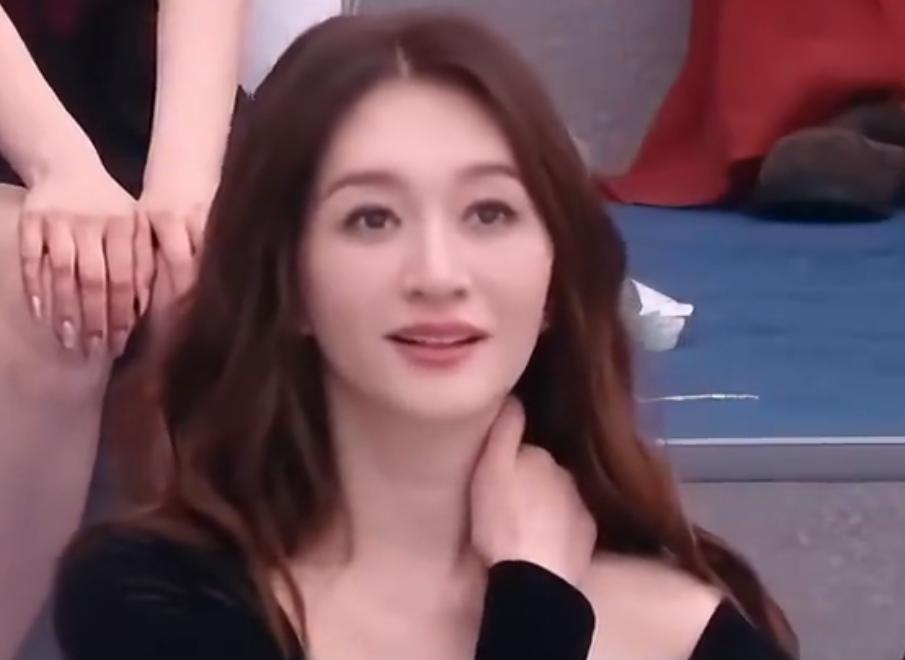 50岁的李小冉上热搜了，原因是这么大岁数了，还和小姑娘差不多

 这姐心态是好！