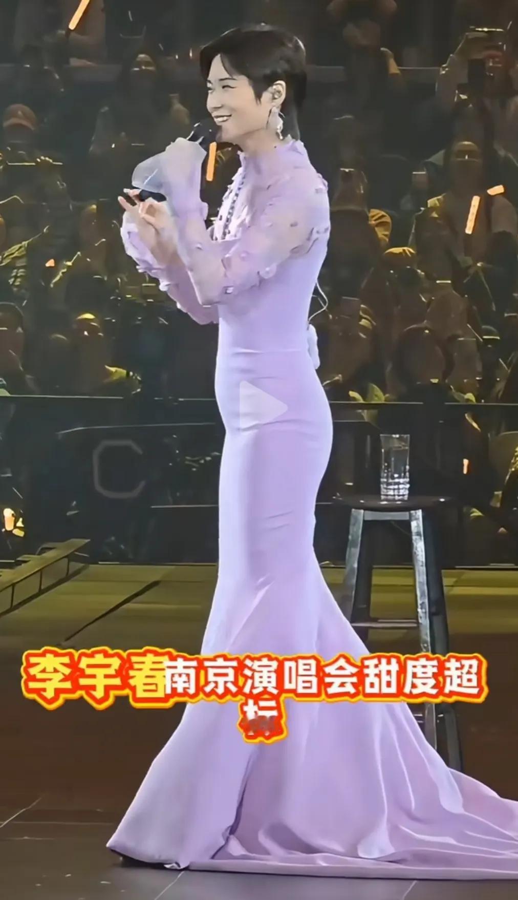 李宇春不管穿的多美，横看竖看都像是男扮女装。
她刚出道的时候都是中性打扮，这么多