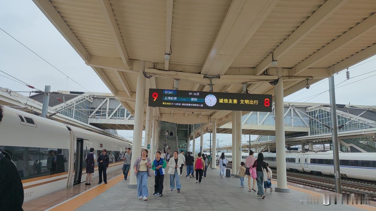 今年的国庆假期过得格外充实热闹，假期里活动丰富、多姿多彩。今天，孝顺的儿子特意安