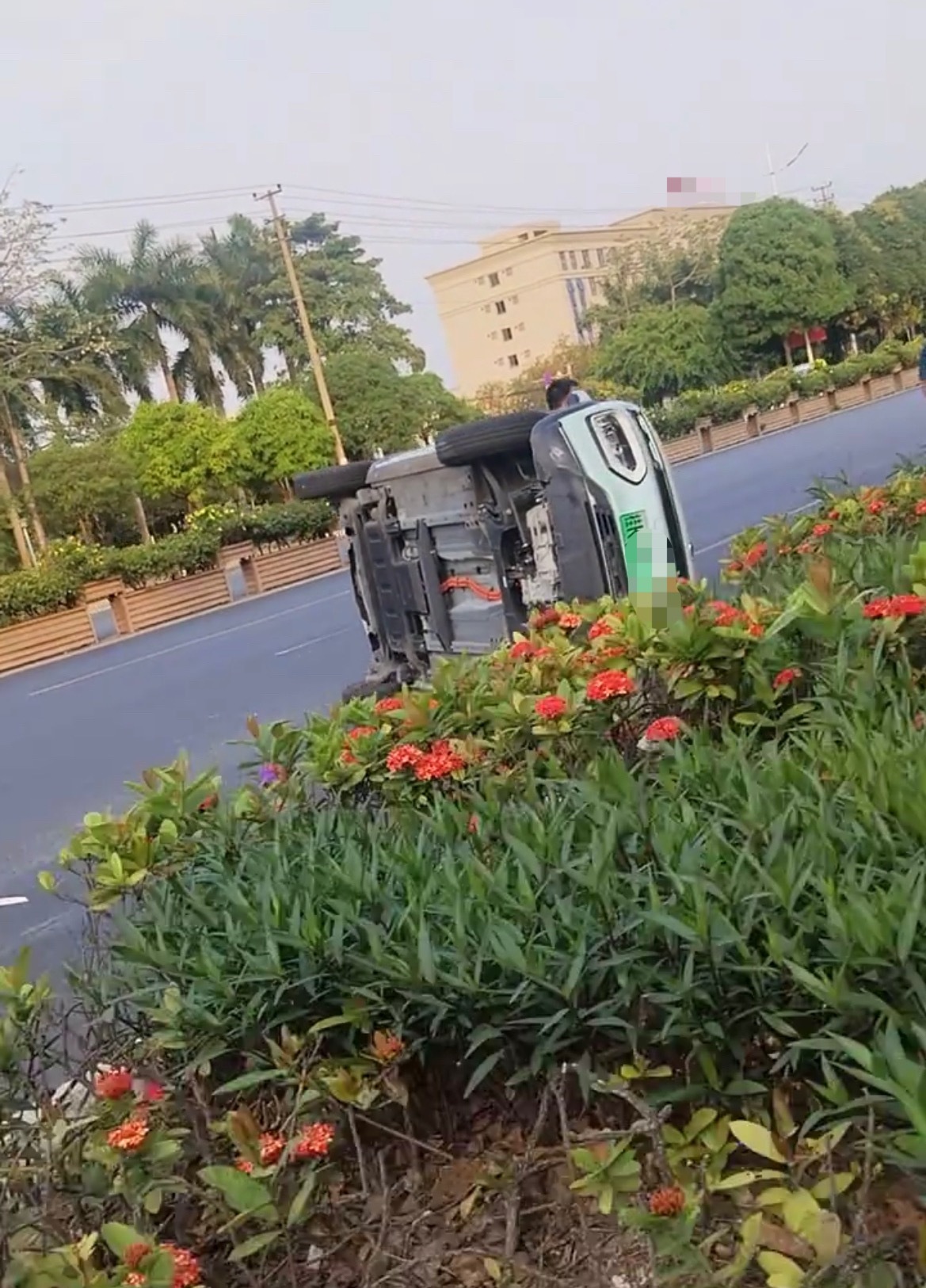 4月24日，玉林183路段新能源汽车车顶被撞报废，在旁边不远处有一辆水泥搅拌车！