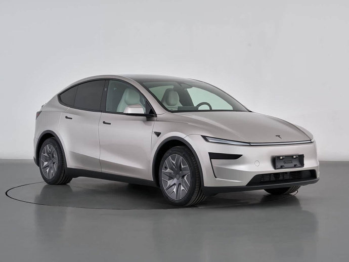 加长的Model Y L，82度电池，CLTC 751km，双电机四轮驱动，功率