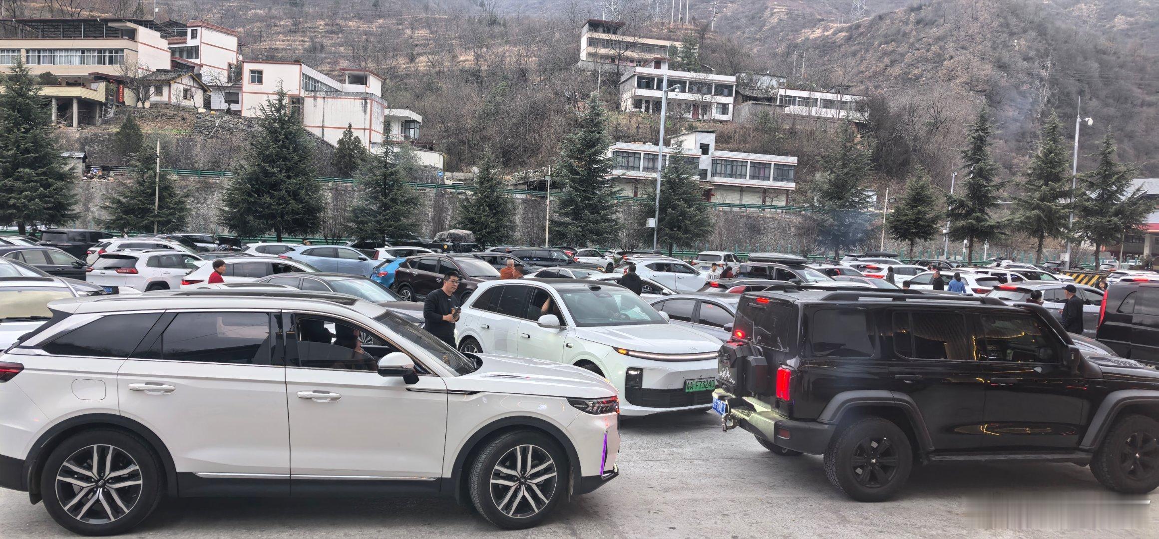 堵车时第一辆车到底在干嘛不知道在干嘛，反正堵的服务区都进不去只能停路边 