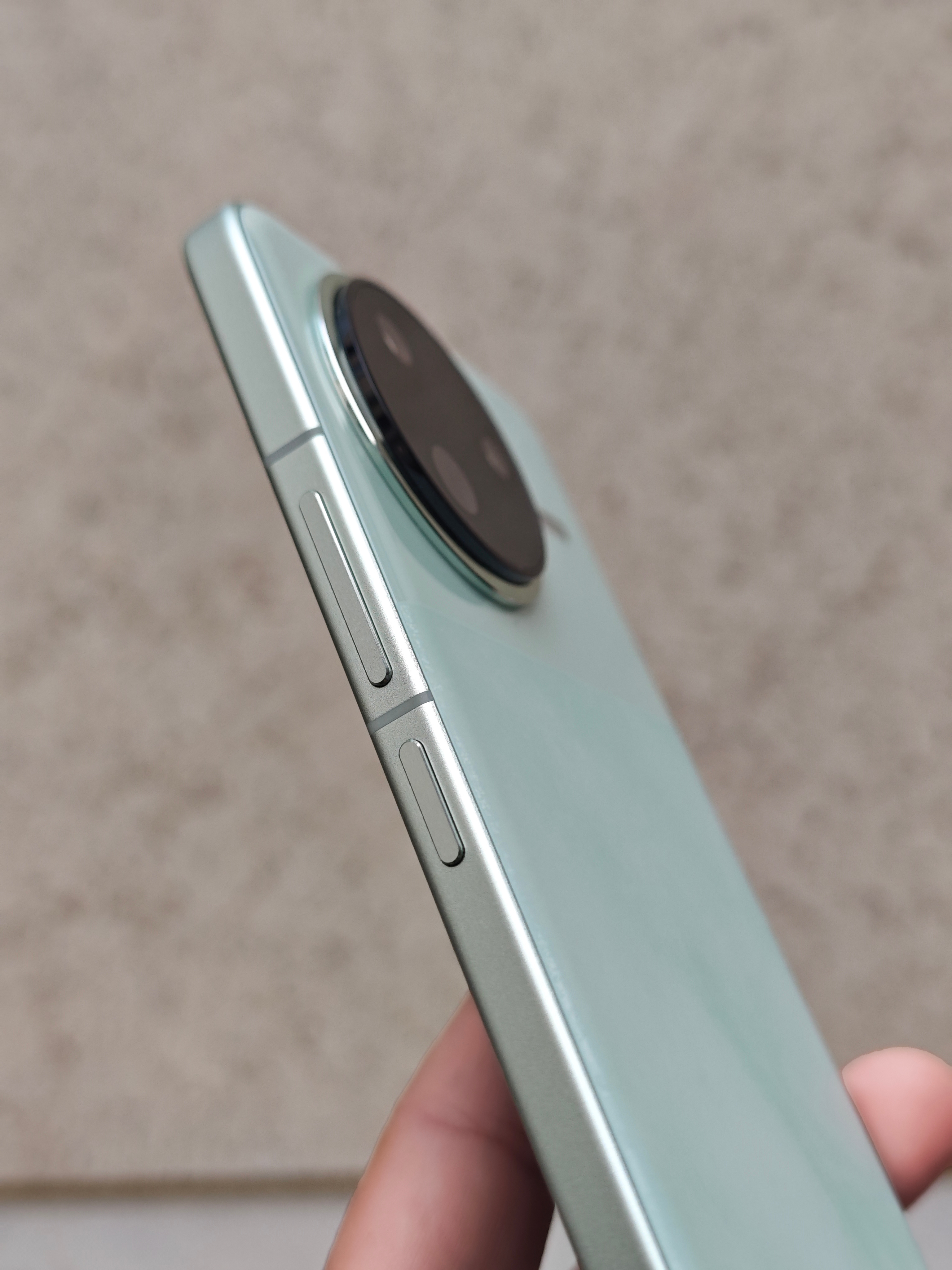 红米K80这块6.67英寸2K护眼直屏真给我整服了——峰值亮度3200nit大太