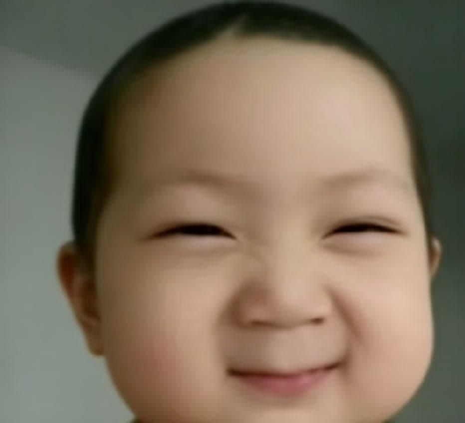 哎哟我真的心空 我一想到他故意拍了自己的眼睛然后逗遥控器说不好意思拍反了真可爱 