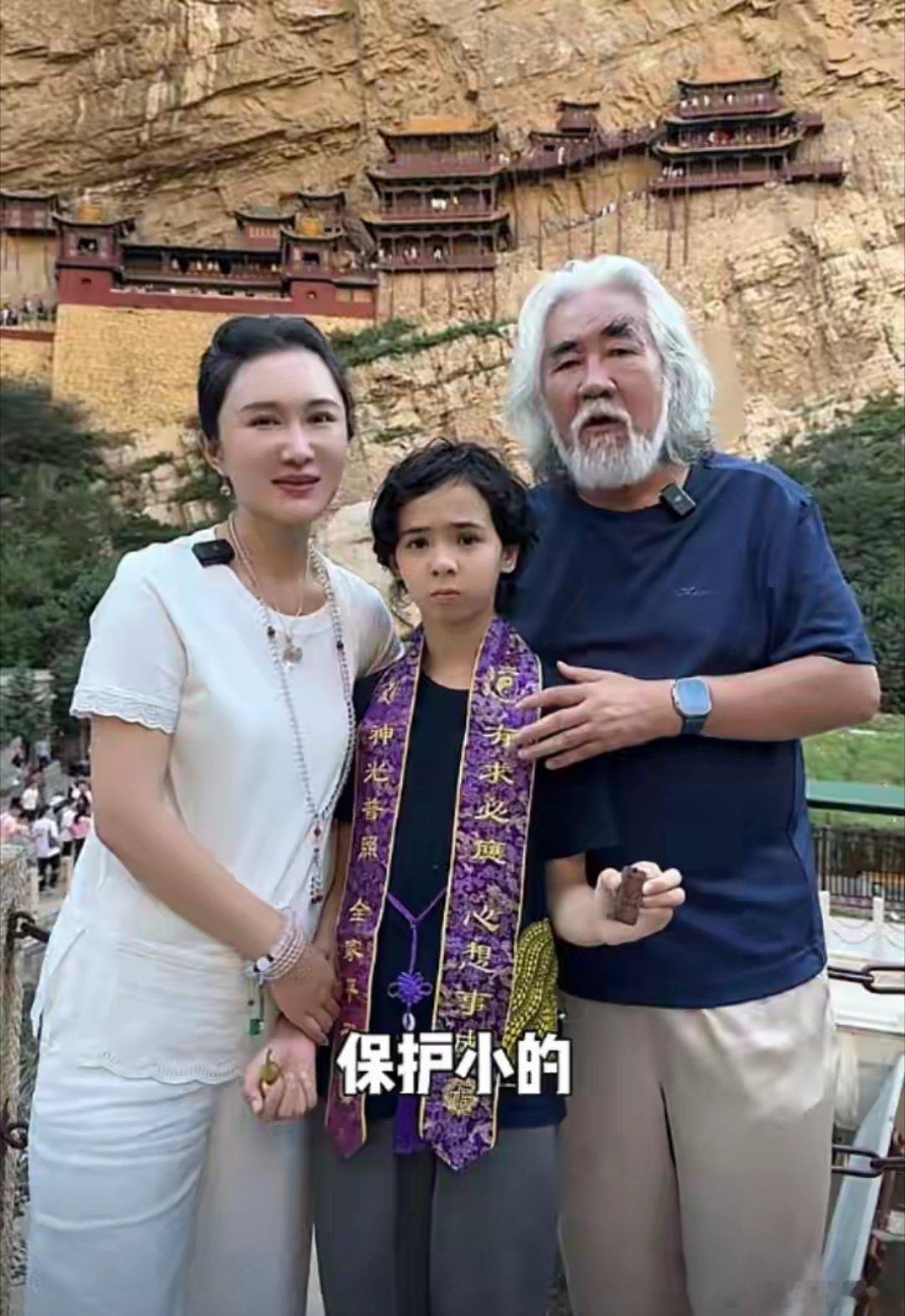 近日张纪中和杜星霖带着四个孩子在大同旅游，顺便做一下广告宣传，原本这是一件好事，