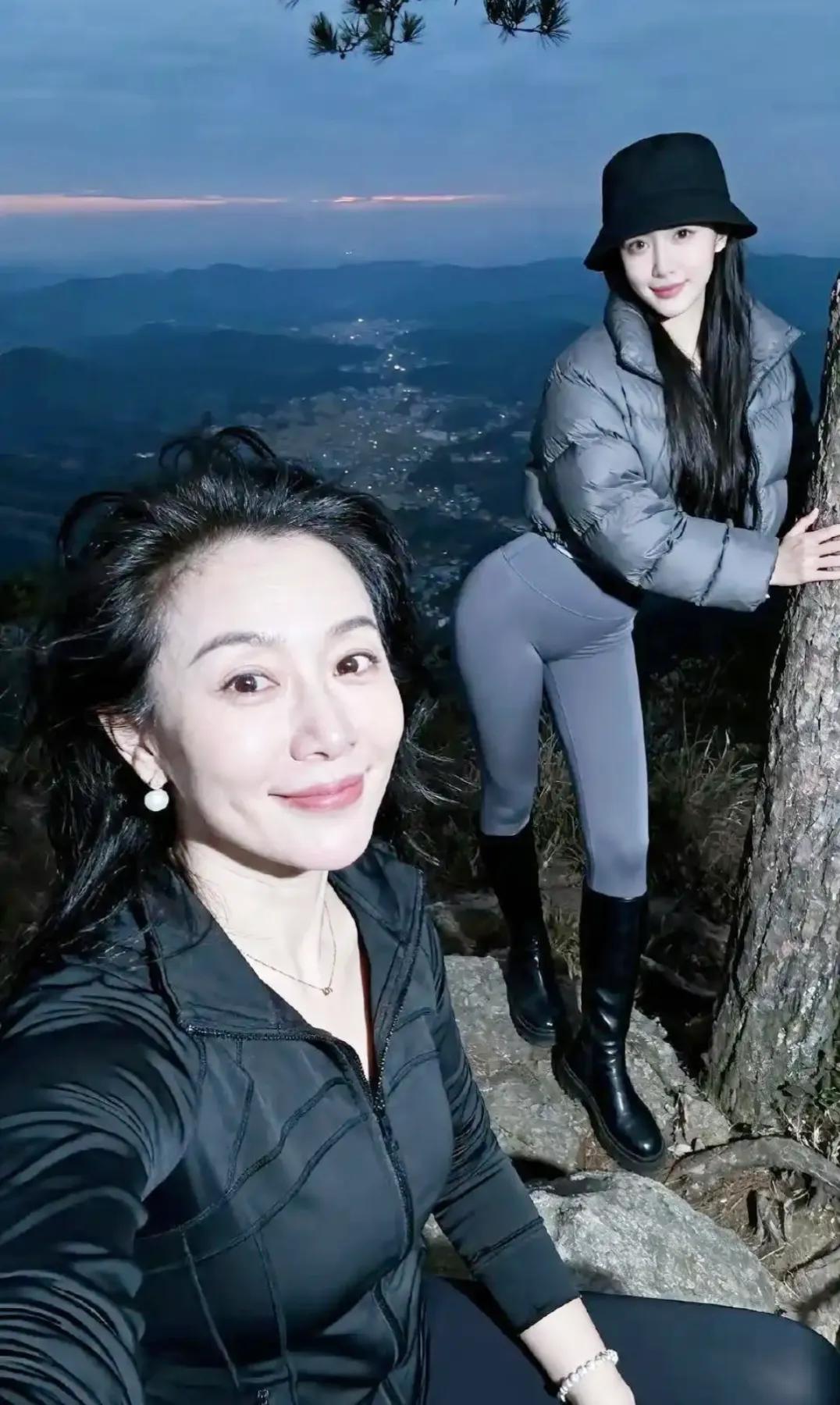 母女两人去爬上，说实话女儿更漂亮！[比心]