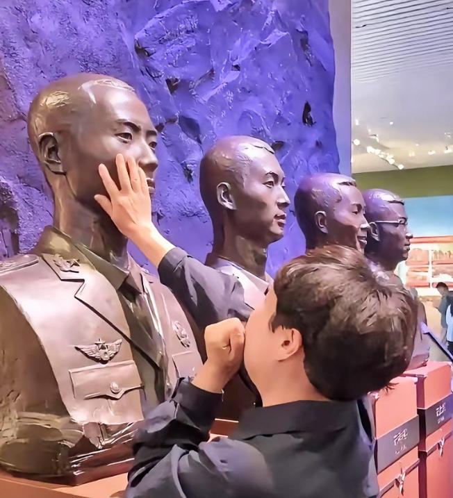 三位戍边烈士母亲赴京观雕像，凝望儿子模样当场落泪，思念难掩。
 
这场跨越千里的