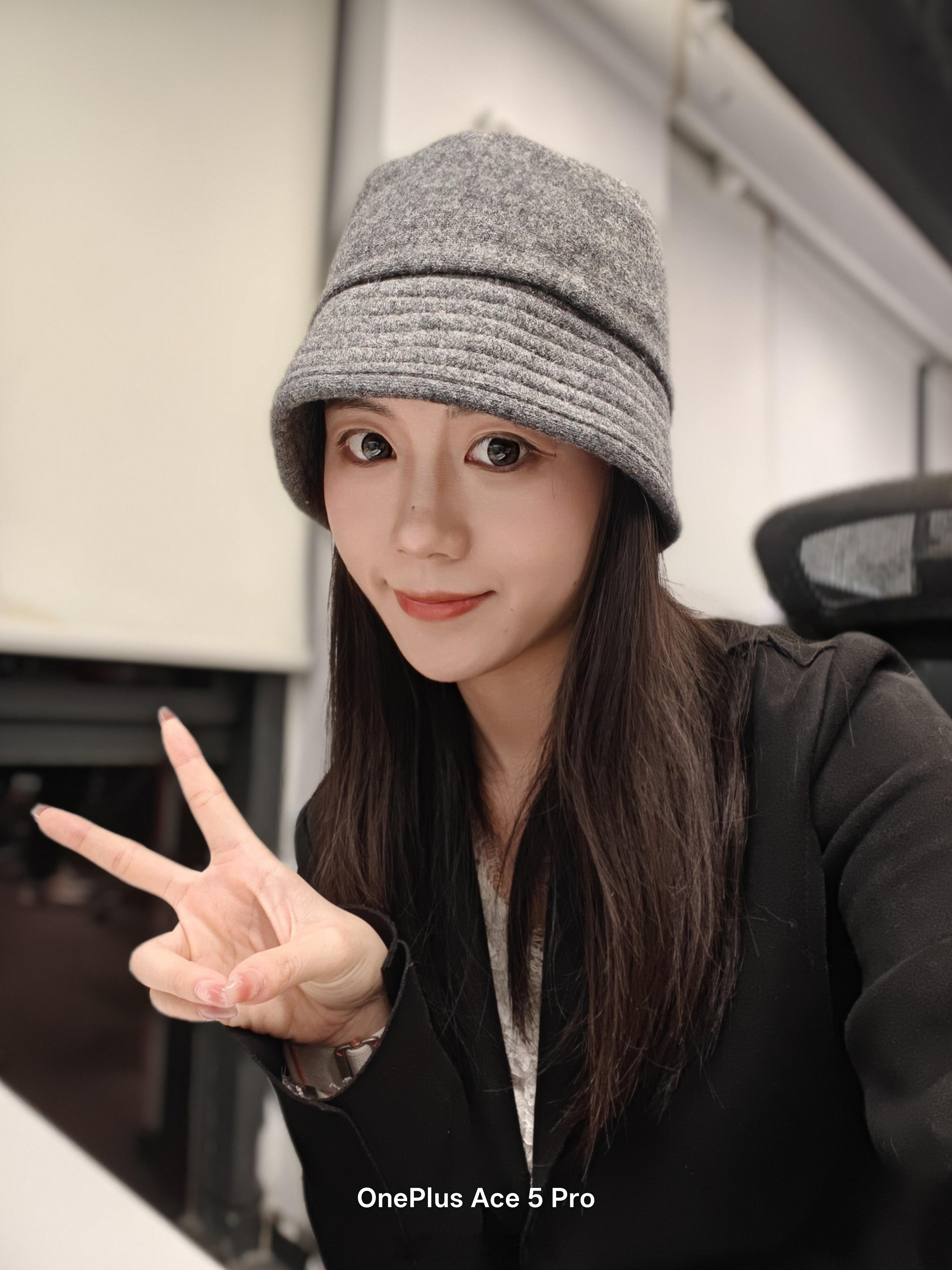 今天武汉风很大整了两个小帽子二选一 戴哪个啊啊啊啊～～～ 