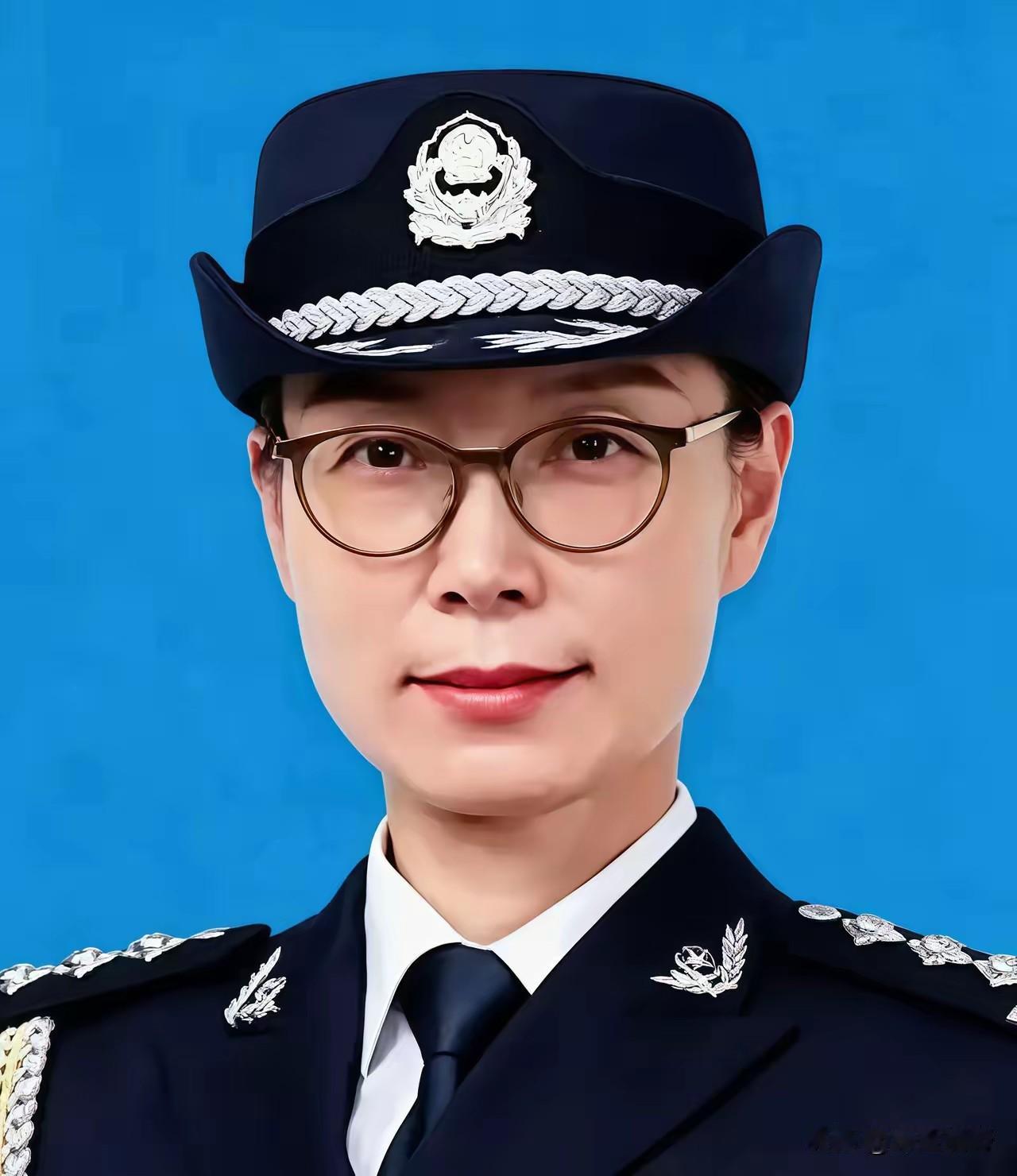 王泽郁，是一名普通的昆明女警，眼看快要到退休的年纪。看着温和从容的她，没人能想到