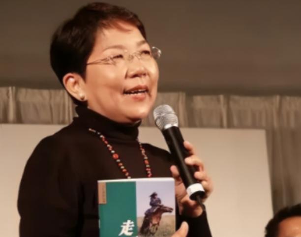 拜托把《愚公移山》这篇课文从教材里搬走！这个寓言故事‘太可怕了’！”2014年，