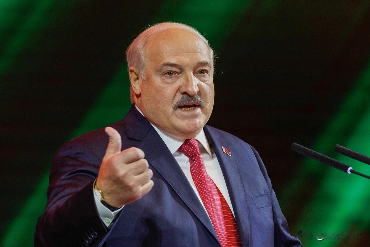 普京还在犹豫，卢卡申科“果断”签字加入特朗普“和平委员会”，白俄“老爹”有啥新算