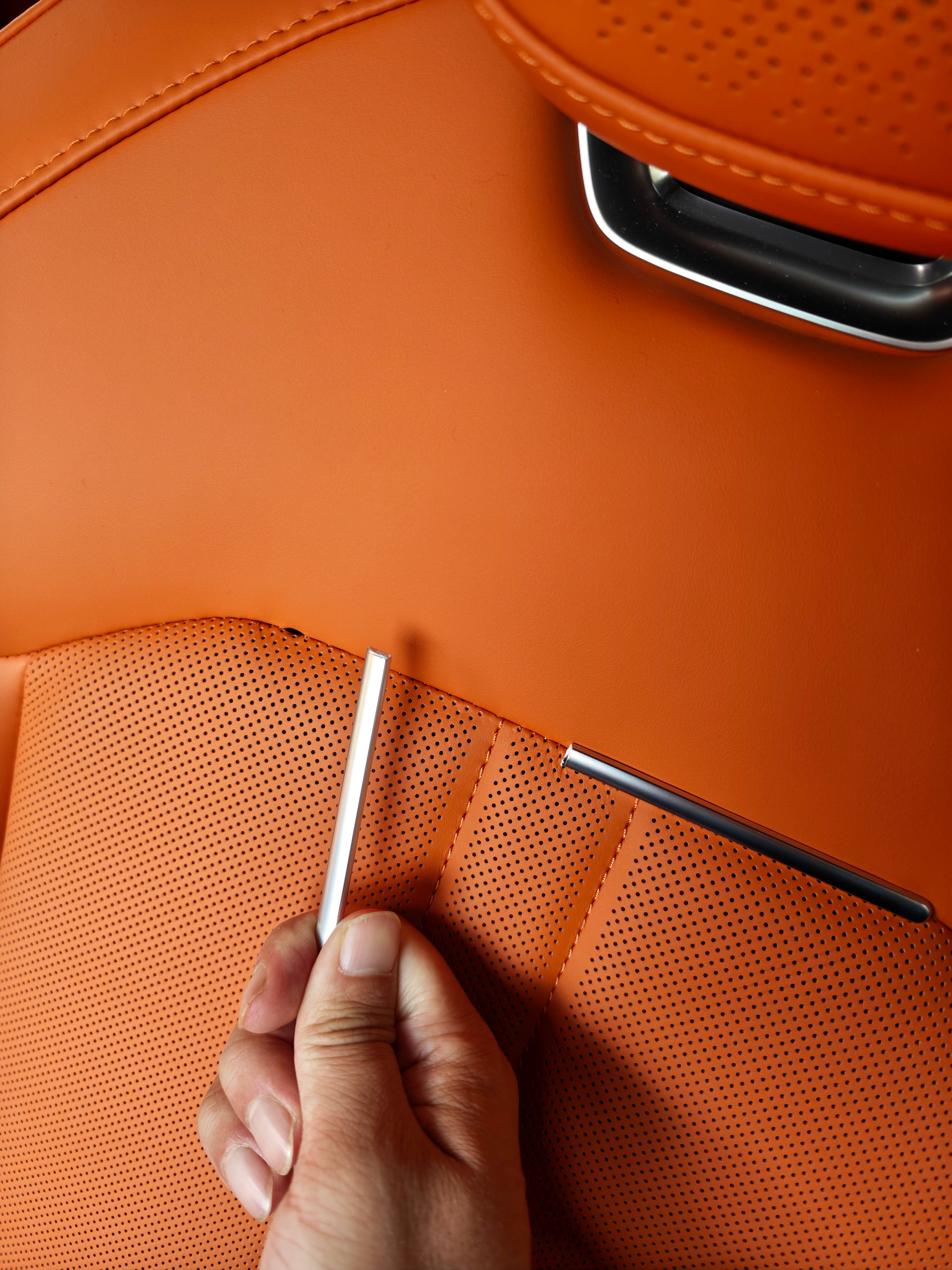 小米YU7车座上的这个不知道干啥的玩意刚刚被我折断了…… 