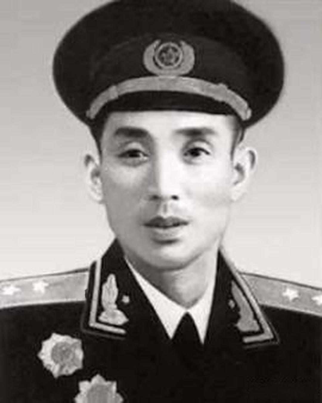 51年回乡探母，警卫员想让县委接待，朱辉照：就在街边吃碗面条吧
 
这位喊着要吃