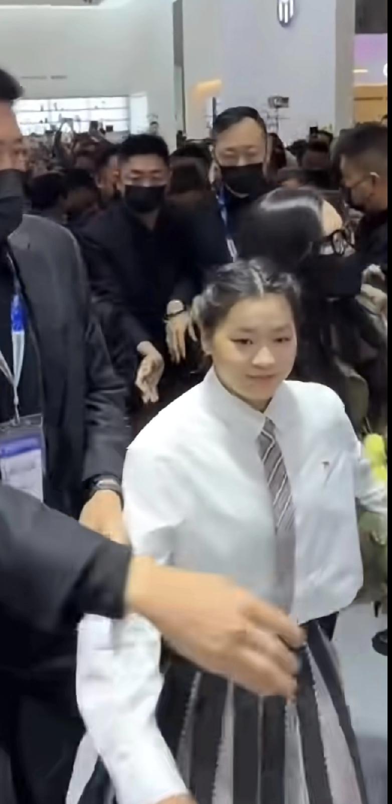 全红婵现身上海，解锁万家乐代言人新身份✨
 
今天（3月12日），奥运冠军全红婵