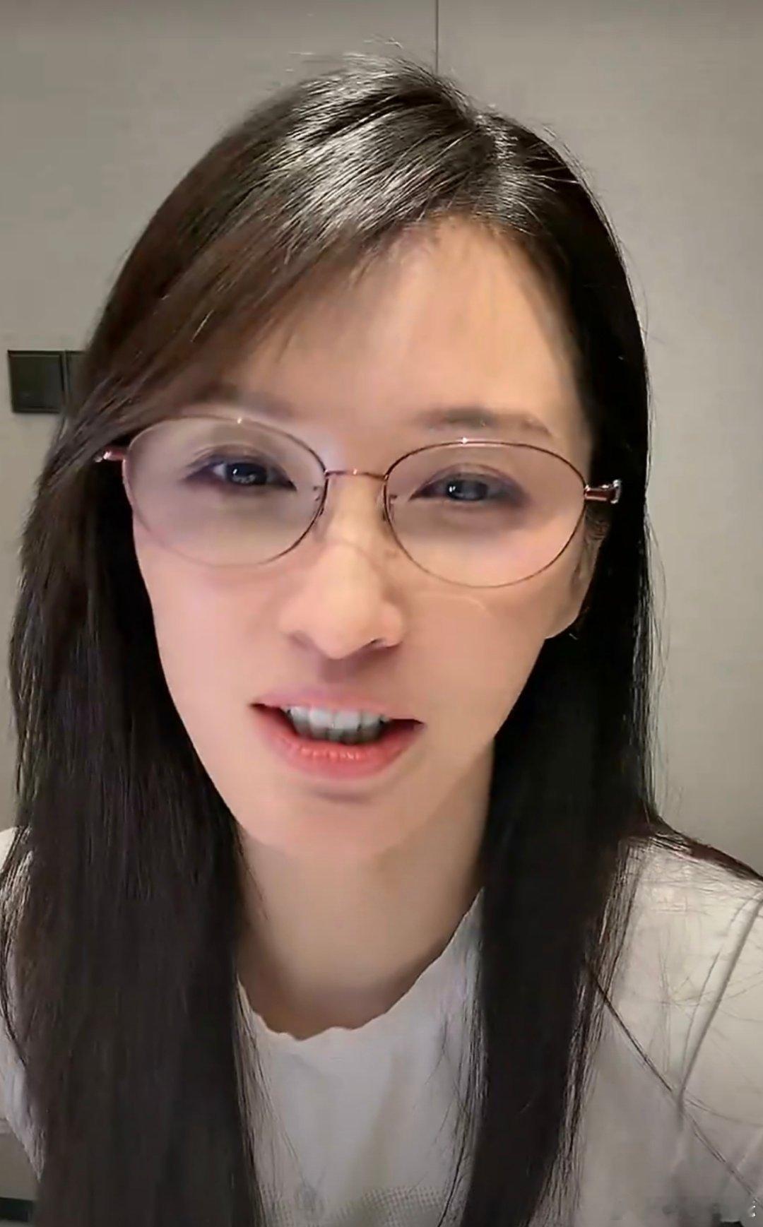 徐洁儿素颜徐洁儿素颜直播 徐洁儿素颜直播，状态很好 