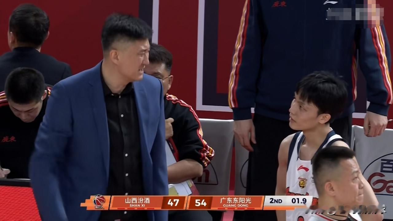 广东东阳光当家控卫徐杰真是太委屈了，他惨遭主帅杜峰的训斥！在今天广东东阳光客场挑