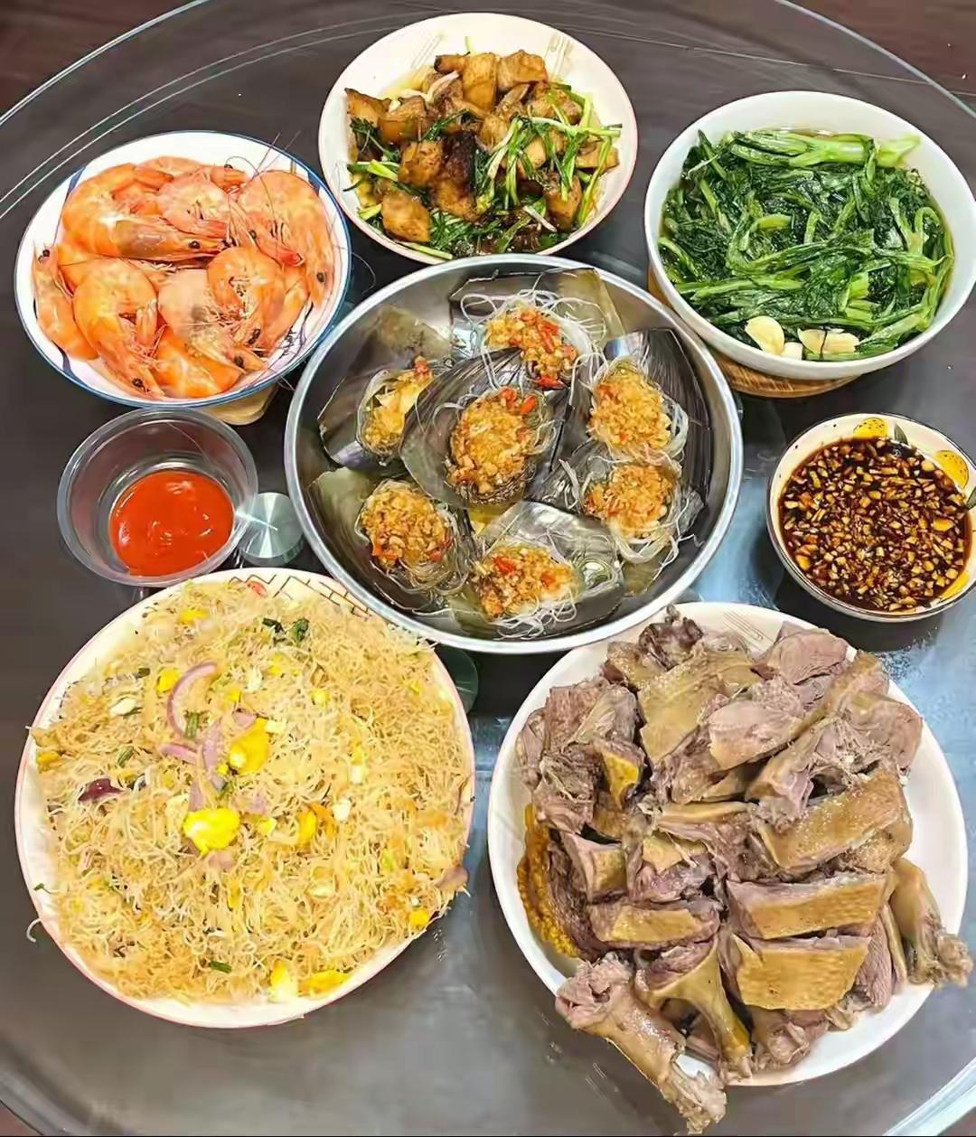 一家人的晚餐也挺丰盛的，基本上没有大鱼大肉。都是非常健康的饮食。
不怪南方人没有