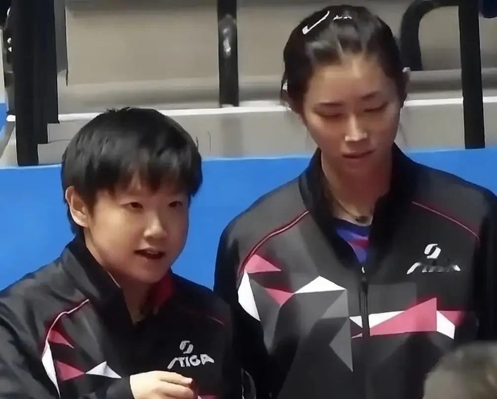 孙指导上线气场直接拉满！今晚女团大战，河北迎战福建，孙颖莎打完比赛，立马化身场外