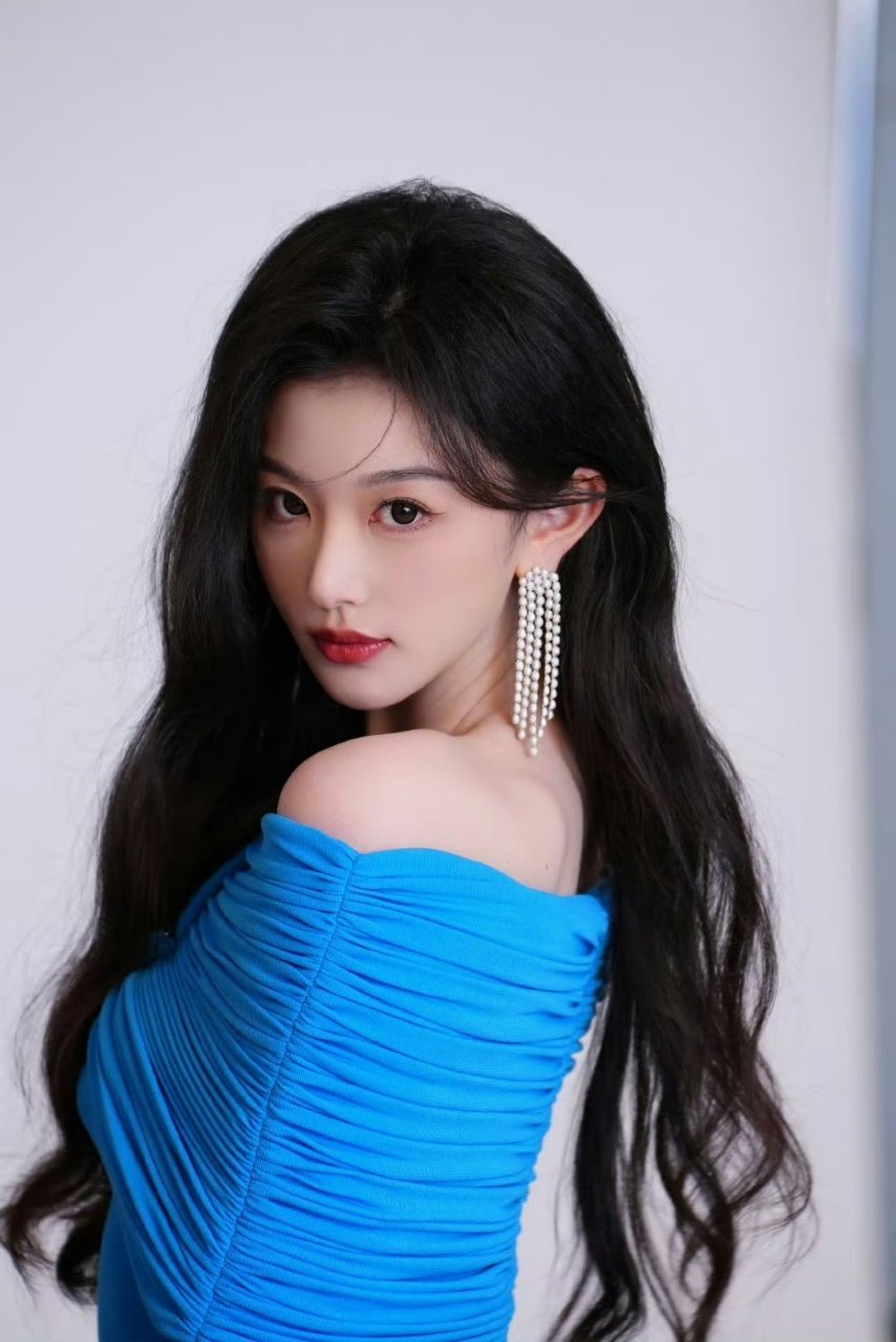 孔雪儿淡妆浓抹总相宜孔雪儿 淡妆浓抹总相宜，克莱因蓝一字肩裙温柔又大气，卷发慵懒