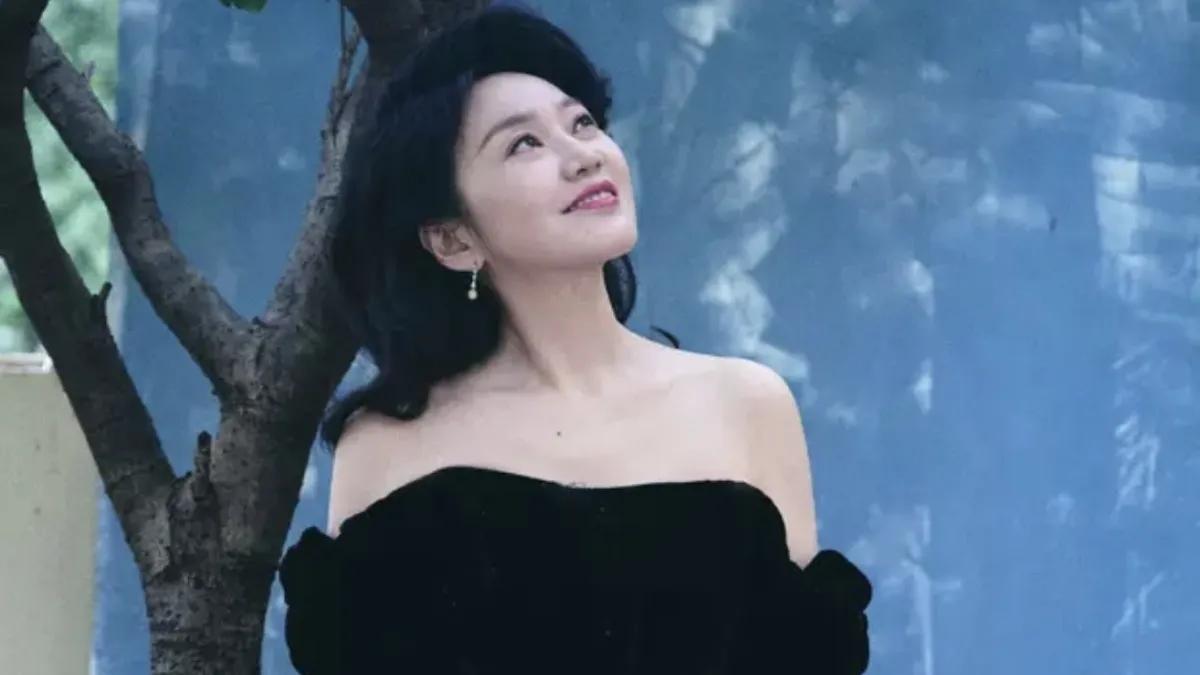 闫妮以一袭黑色抹胸连衣长裙惊艳亮相，瞬间吸引了众人的目光。她身着的长裙设计巧妙，