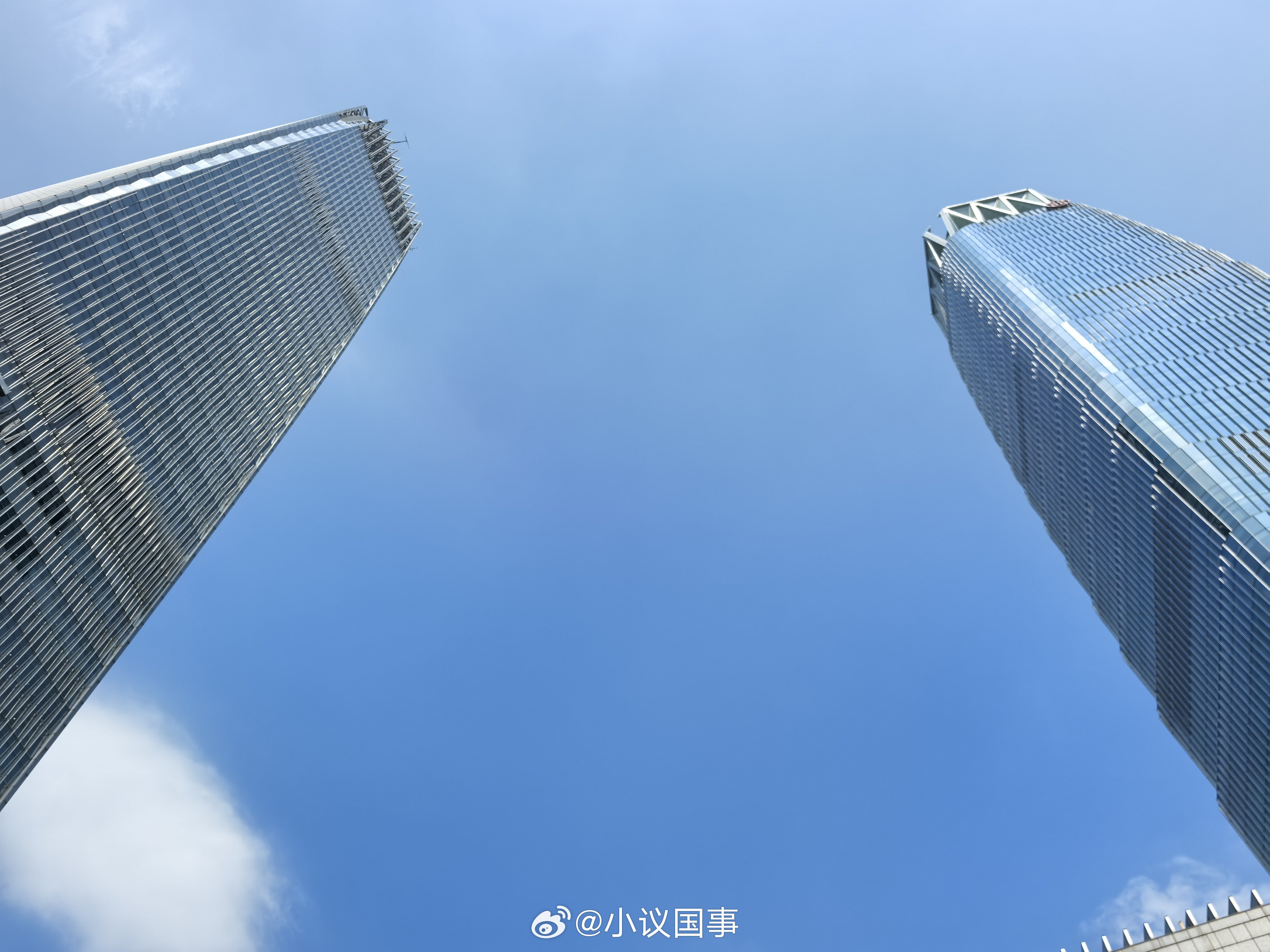 北京的司机处处洋溢着热情，就是北京老大哥对待外地人的那种热情。从西站一上车就聊个