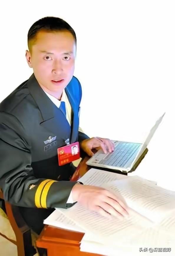 戴明盟，男，汉族，中共党员，1971年8月出生，重庆江津人，南部战区海军航空兵副