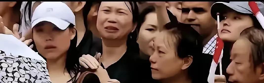 机场里，一群被遣返回国的人走出来，个个垂头丧气的，就像霜打过的茄子。行李箱上还贴
