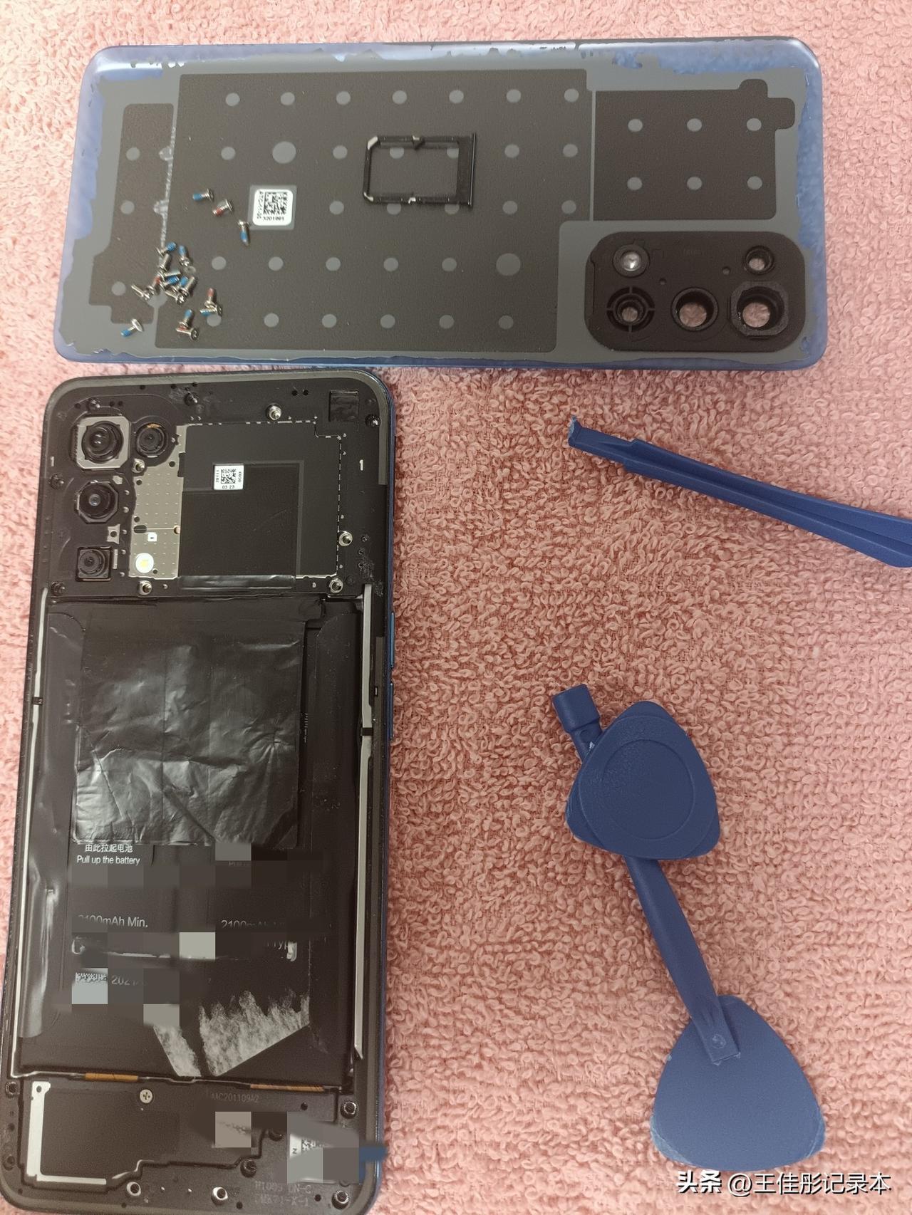 给手机换了电池，这要是去手机店修起码得一百多块钱。
网上找了视频，照着视频操作。