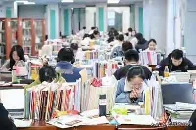 关于“学历还值钱吗？考研人数连续三年下降，考上也难找到工作，这释放了哪些信号？”