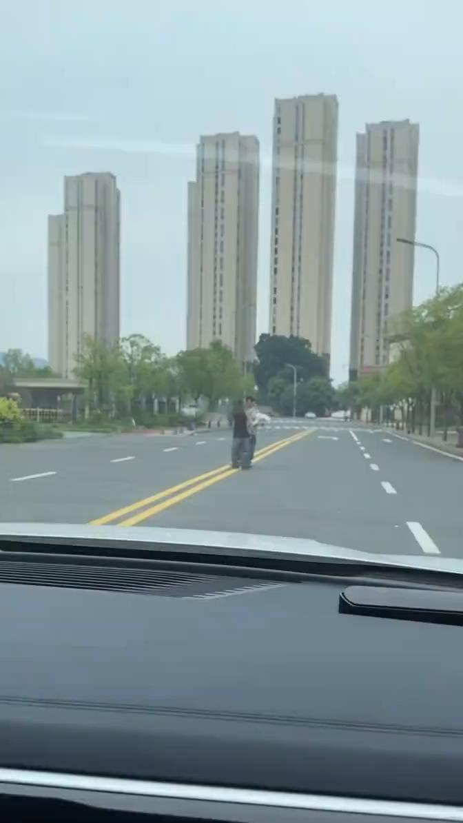 你看看人家多浪漫，都知道在平凡的日子里送花你一点浪漫都没有。
