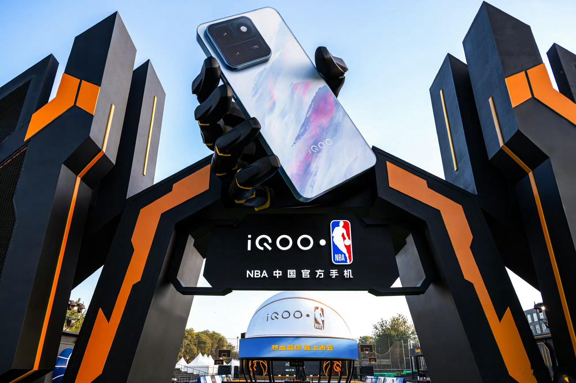 不止场上热血对决！iQOOxNBA高校篮球赛 现场直接燃到失控！NBA2K手游电