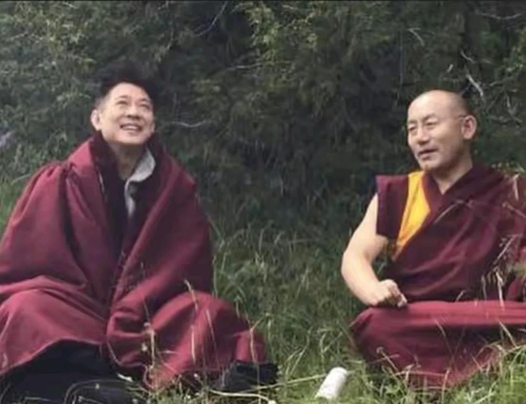 李连杰与和尚草地谈笑风生，来自少林寺的李连杰应该对少林寺是有深厚感情的，毕竟那是