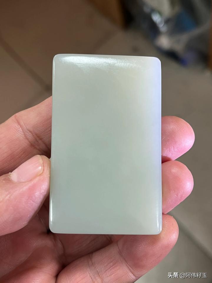 能过灯的且末近矿蓝调大牌子。难得的细腻干净油性十足。