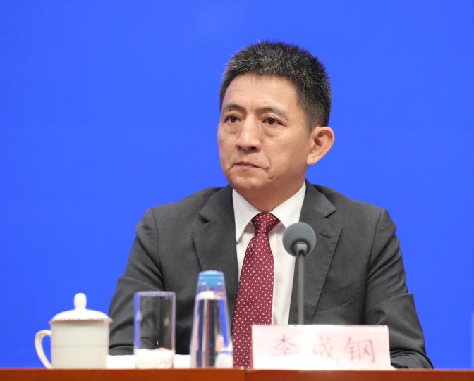 美国农民是真急了！仓库里的大豆堆到撑塌粮仓，玉米价格腰斩仍无人问津，转头就组团奔