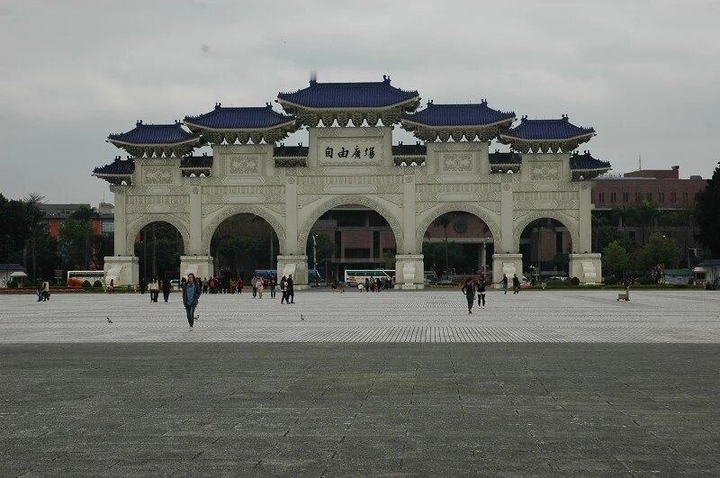 这个图片
还有图片上的四个字
是敏感词
你信不信？