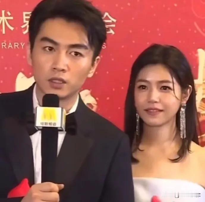 陈晓就是那种看起来淡淡的，什么都无所谓，老婆吵架摔了碗他也默默拿起自己的东西若无