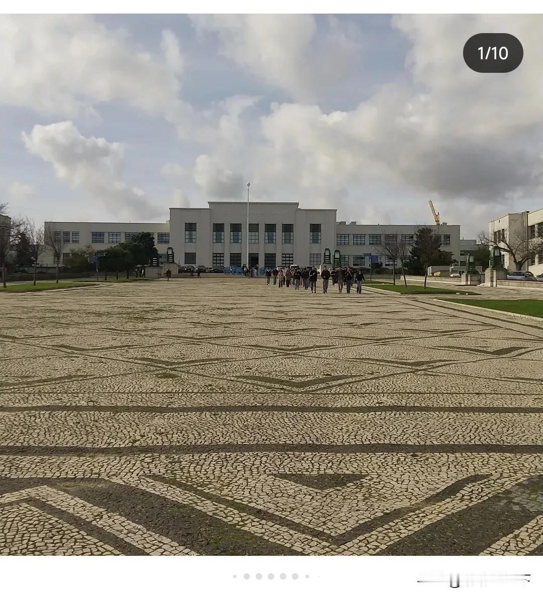 大宝交换留学，上周到了葡萄牙里斯本。

一路顺利，衣食住都很不错，学校研究室的老