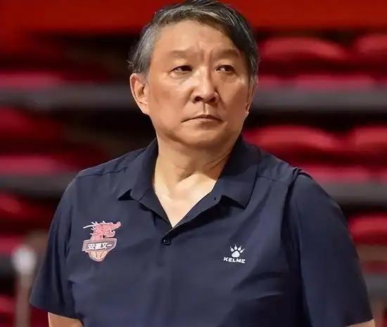 两度临危受命，把女篮从烂摊子里往外拽的老帅宫鲁鸣，这次真的被骂惨了。他不是战术落