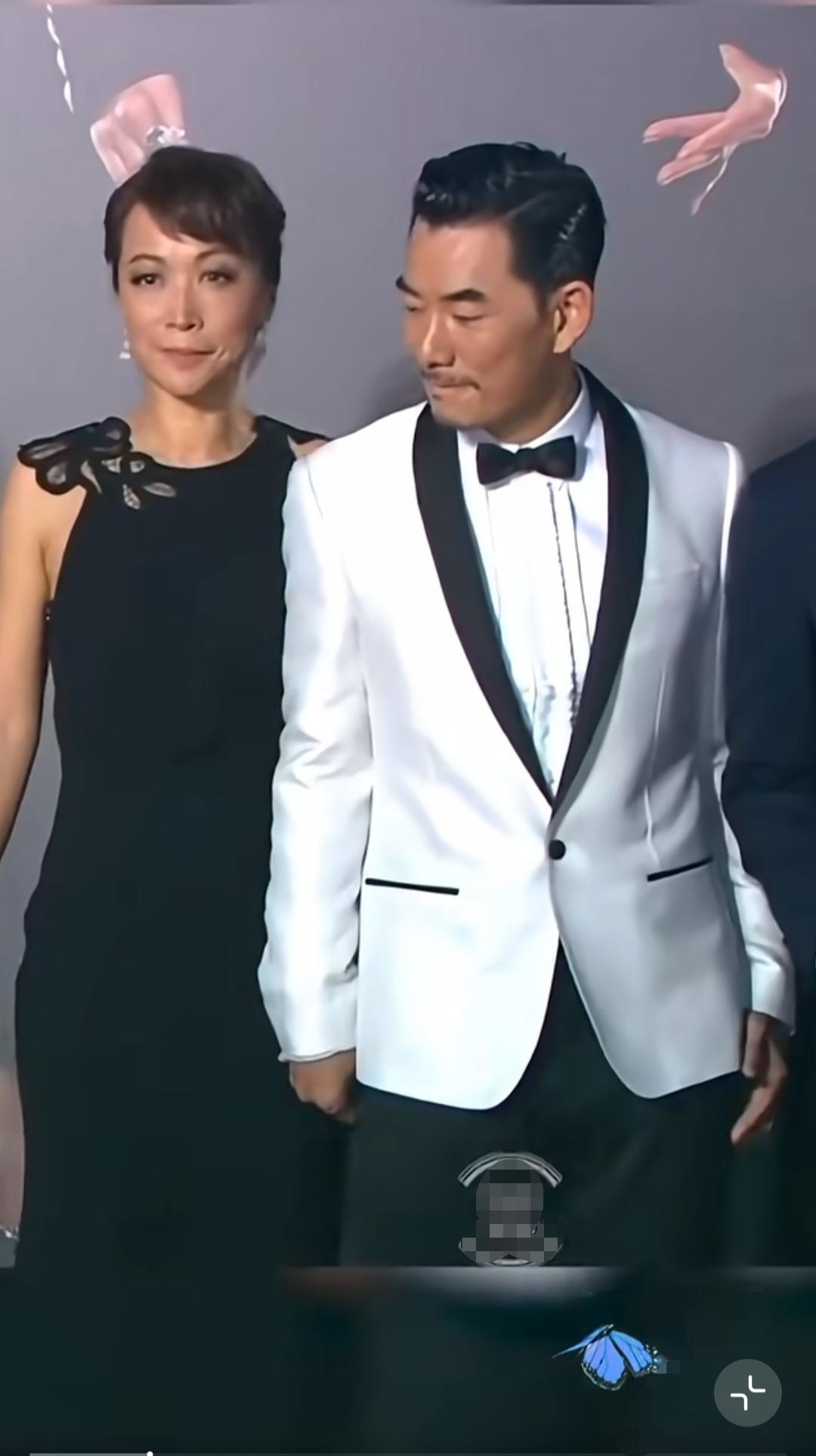 任贤齐老婆，看起来有点拘谨。