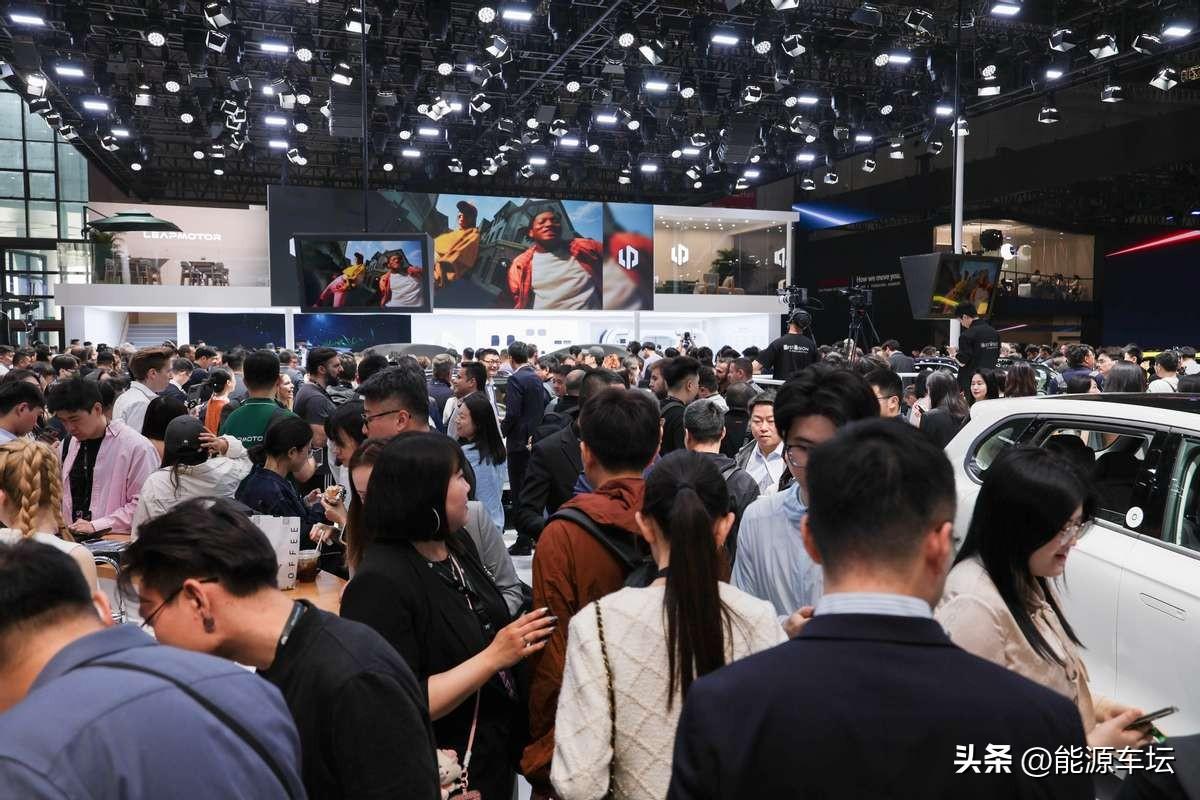 在2025年上海国际车展上，零跑汽车展台成为了本场焦点，它的存在让一众媒体在见证